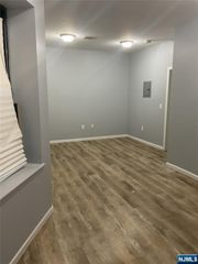 66-68 Garside 401, Newark, NJ 07104