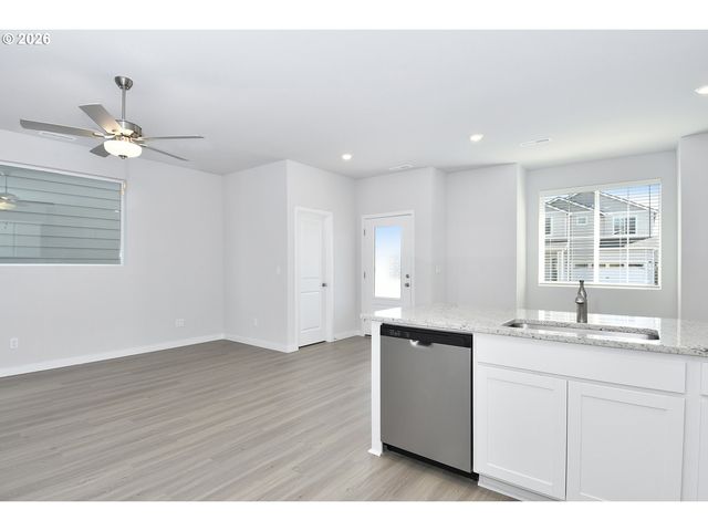1151 PARKSIDE Ave, Woodburn, OR 97071