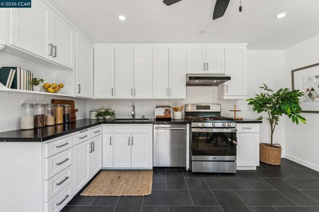 1378 Canterbury Dr, Concord, CA 94521