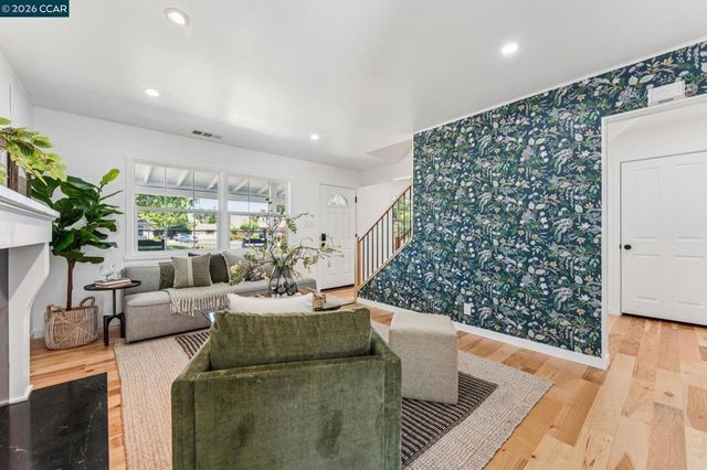 1378 Canterbury Dr, Concord, CA 94521