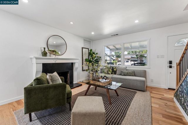 1378 Canterbury Dr, Concord, CA 94521