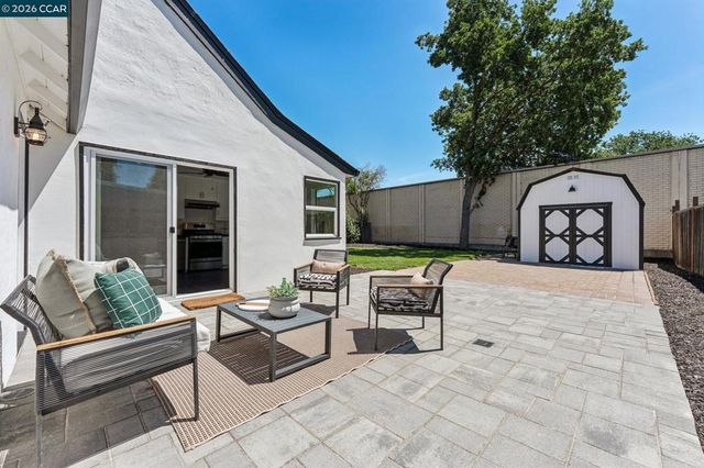 1378 Canterbury Dr, Concord, CA 94521