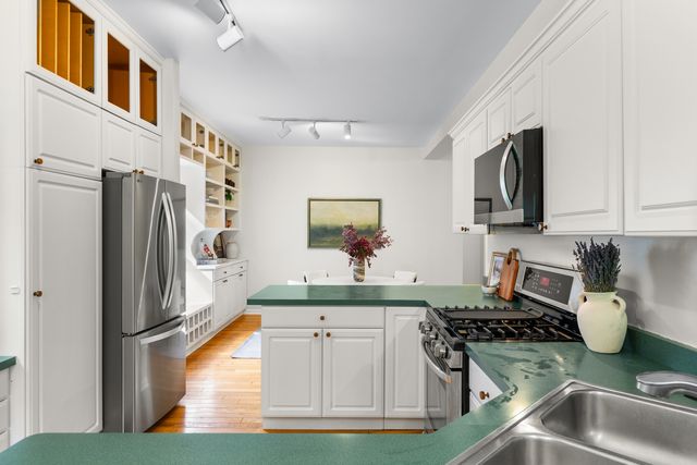 4715 N Beacon Street 2N, Chicago, IL 60640