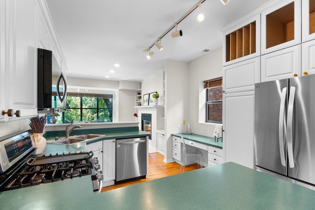 4715 N Beacon Street 2N, Chicago, IL 60640