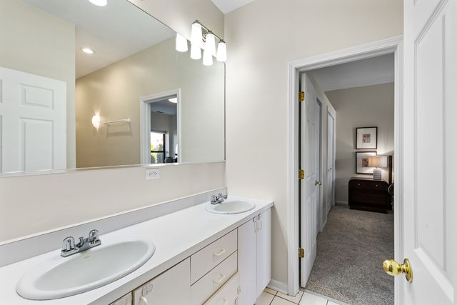 4715 N Beacon Street 2N, Chicago, IL 60640