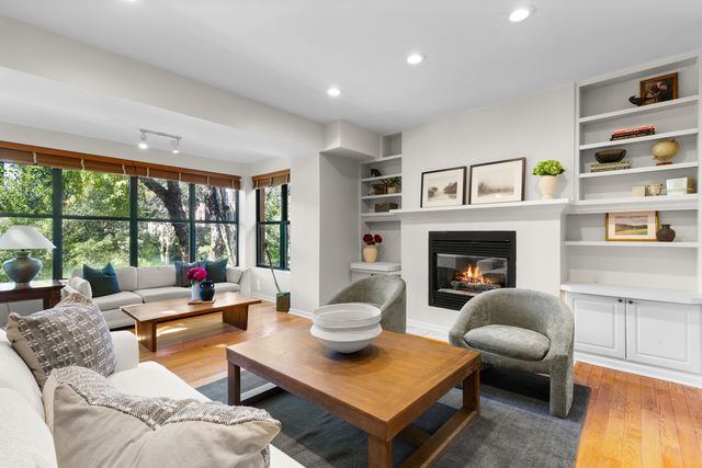 4715 N Beacon Street 2N, Chicago, IL 60640