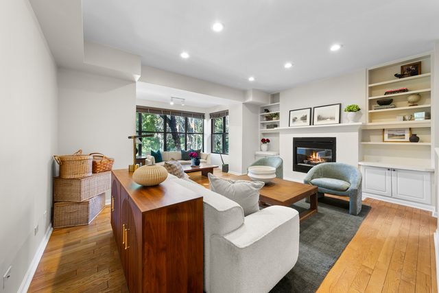 4715 N Beacon Street 2N, Chicago, IL 60640