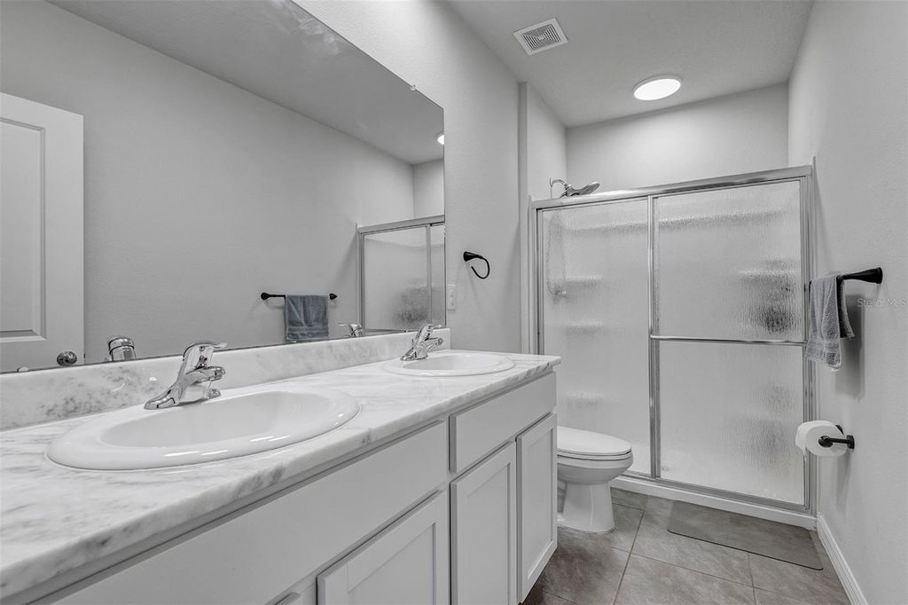 Image 11 of property listing at 4015 BLUE BANKS LANE, Bradenton, FL 34208