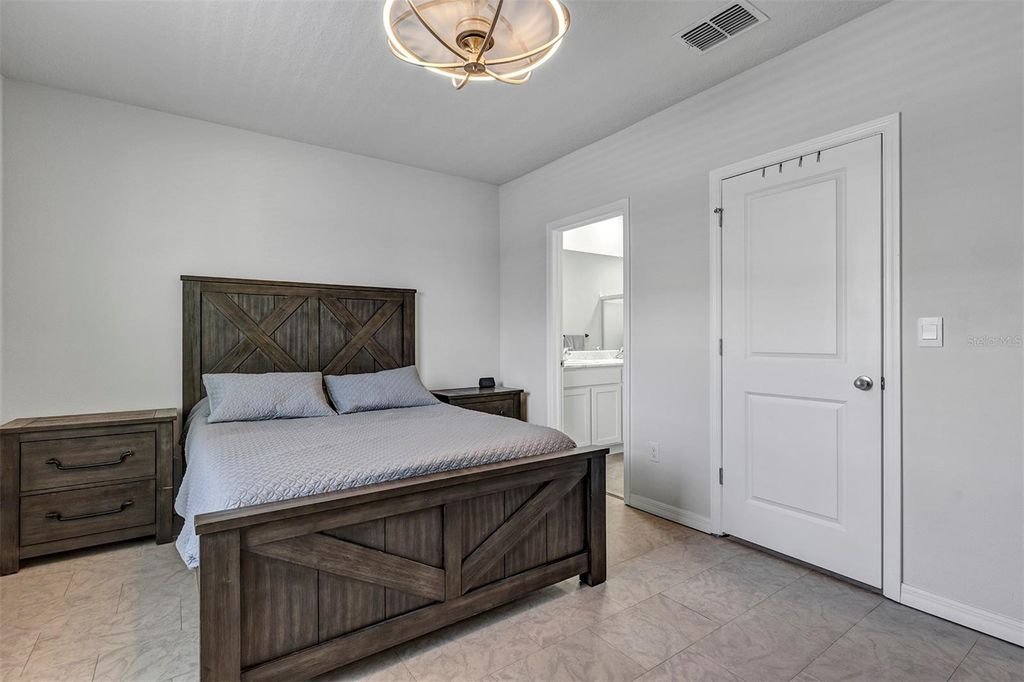 Image 16 of property listing at 4015 BLUE BANKS LANE, Bradenton, FL 34208