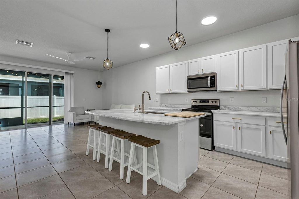 Image 3 of property listing at 4015 BLUE BANKS LANE, Bradenton, FL 34208
