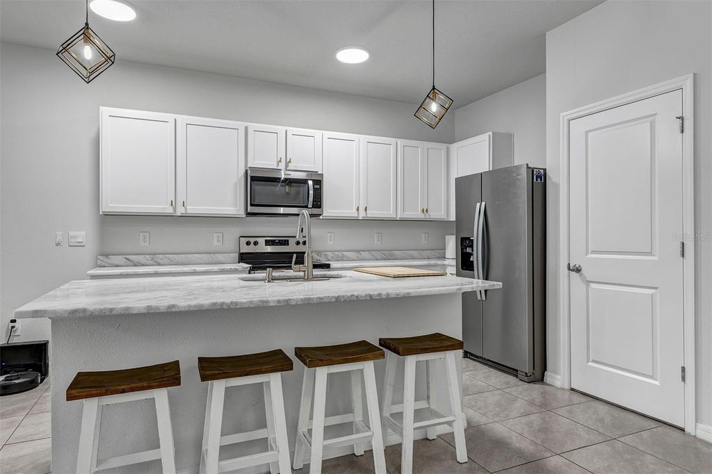 Image 4 of property listing at 4015 BLUE BANKS LANE, Bradenton, FL 34208