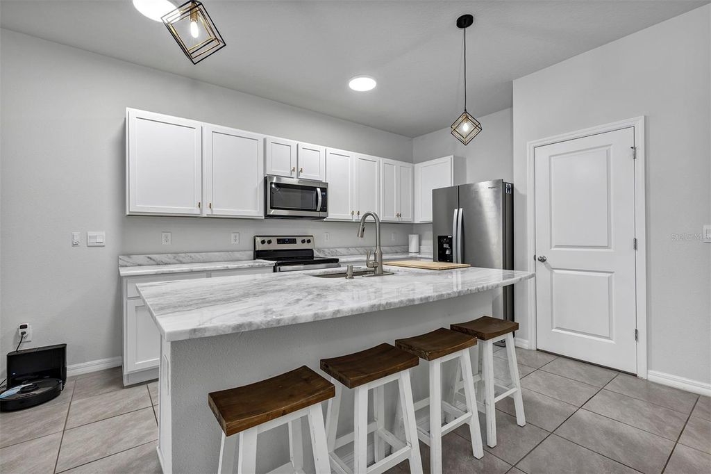 Image 5 of property listing at 4015 BLUE BANKS LANE, Bradenton, FL 34208