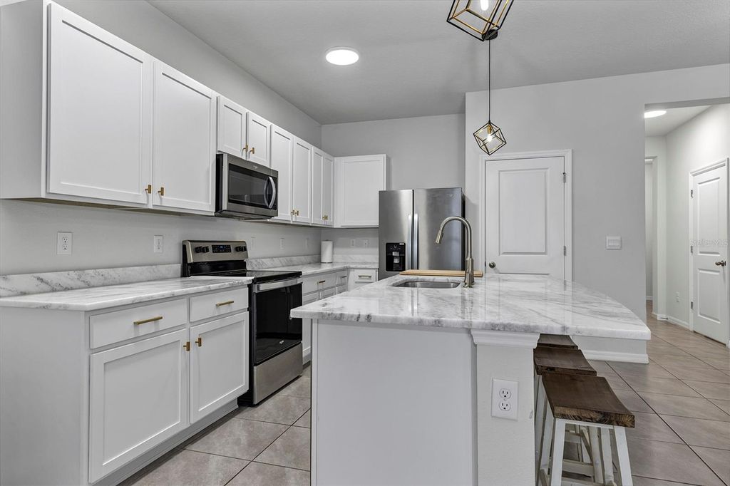 Image 6 of property listing at 4015 BLUE BANKS LANE, Bradenton, FL 34208