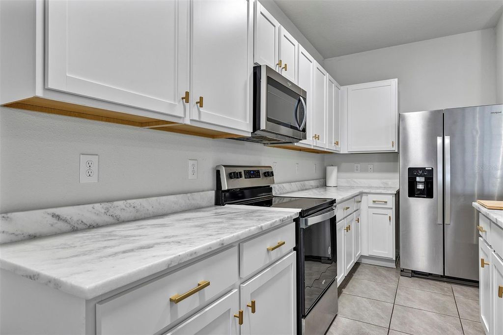 Image 7 of property listing at 4015 BLUE BANKS LANE, Bradenton, FL 34208