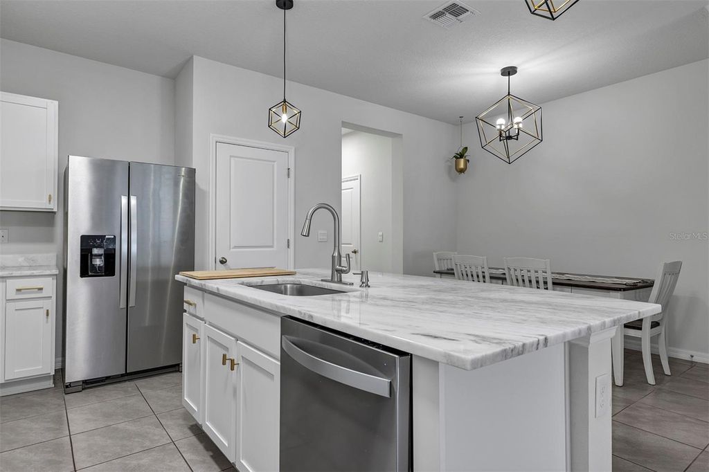 Image 8 of property listing at 4015 BLUE BANKS LANE, Bradenton, FL 34208