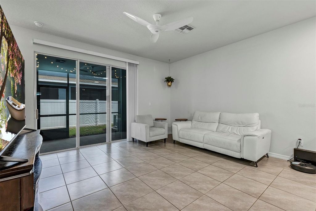 Image 10 of property listing at 4015 BLUE BANKS LANE, Bradenton, FL 34208
