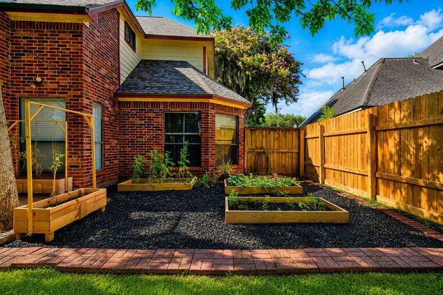 105 Thyme Trail, Lake Jackson, TX 77566
