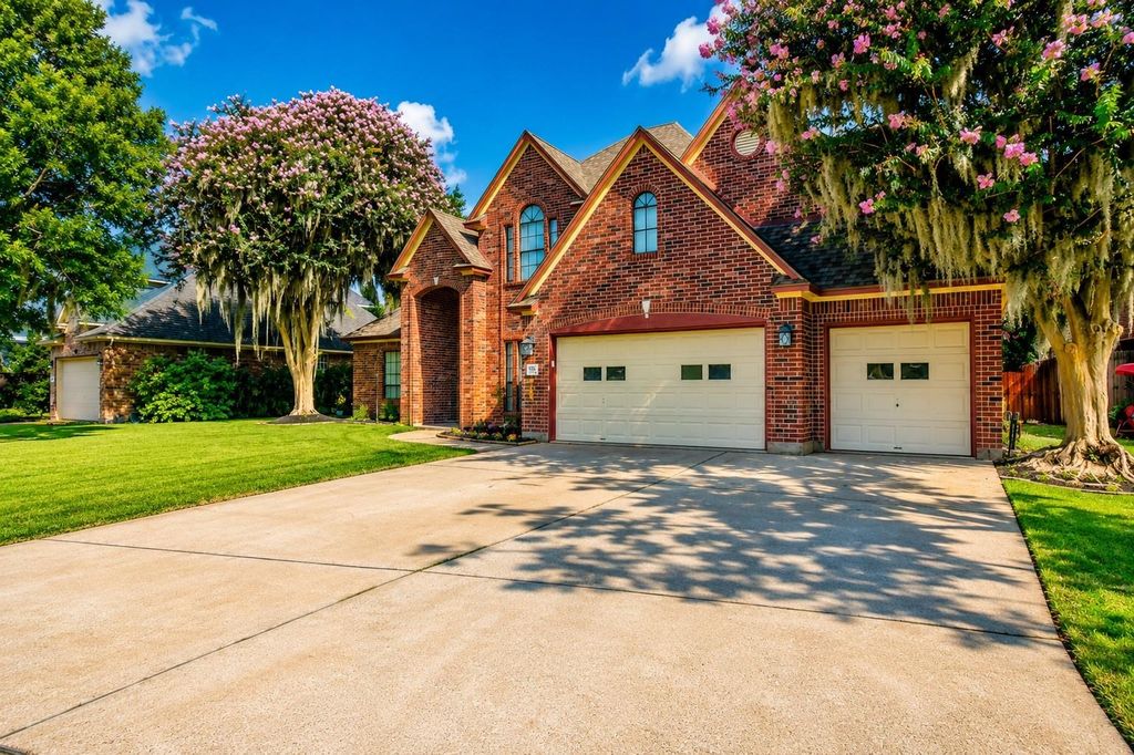 105 Thyme Trail, Lake Jackson, TX 77566