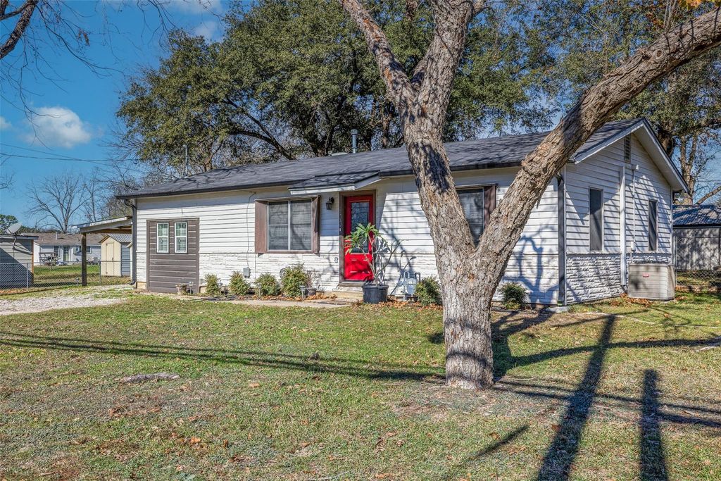500 N Banks Street, Caldwell, TX 77836