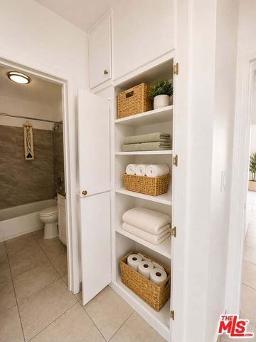 11730 Runnymede Street 1, Los Angeles, CA 91605