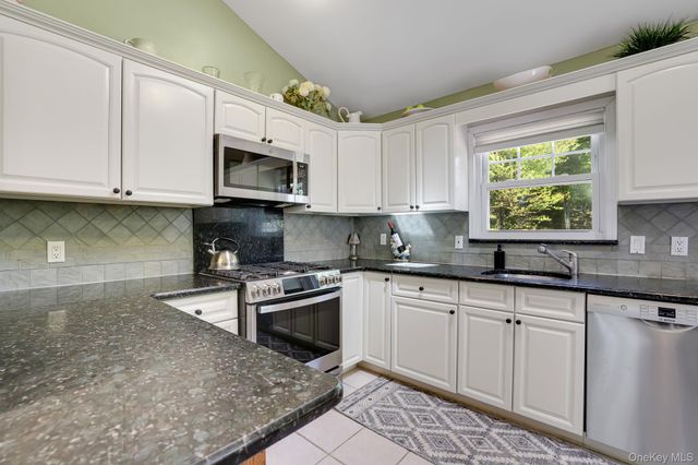 21 Arlene Court, Pearl River, NY 10965
