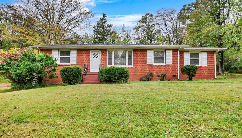 1212 Beverly Hills Dr, Clarksville, TN 37040
