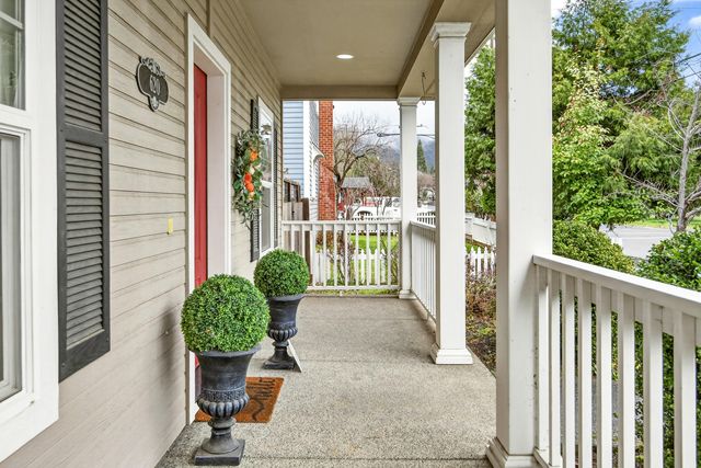 620 E D Street, Jacksonville, OR 97530