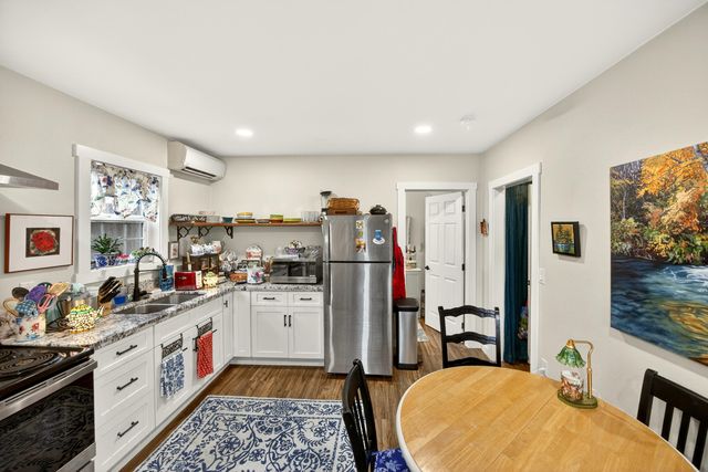 620 E D Street, Jacksonville, OR 97530