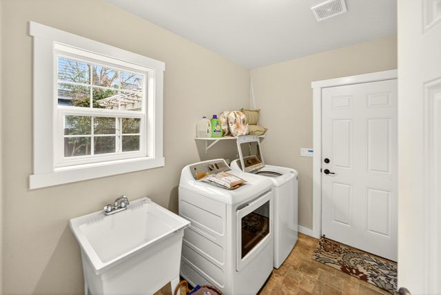 620 E D Street, Jacksonville, OR 97530