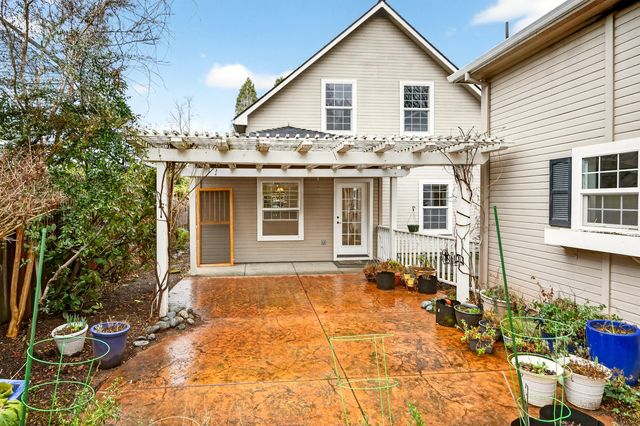 620 E D Street, Jacksonville, OR 97530