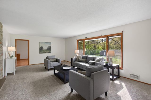25791 Dodd Boulevard, Lakeville, MN 55044