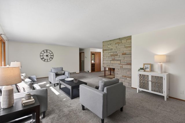 25791 Dodd Boulevard, Lakeville, MN 55044