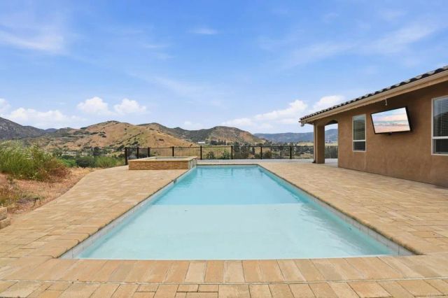 1910 Harbison Canyon Rd, El Cajon, CA 92019