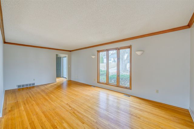 2705 71st Street, Urbandale, IA 50322