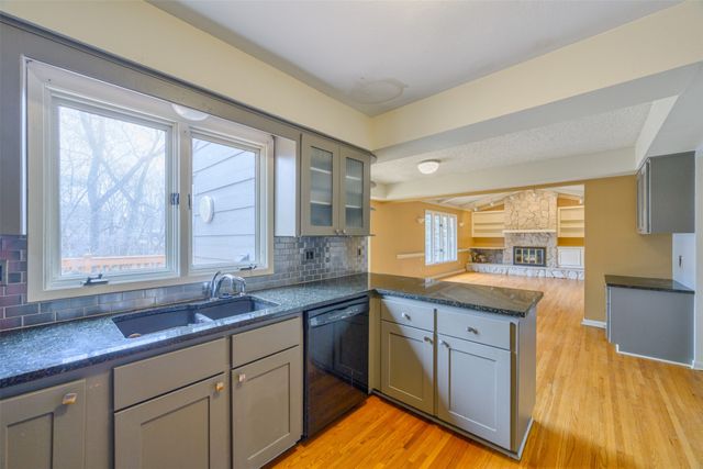 2705 71st Street, Urbandale, IA 50322