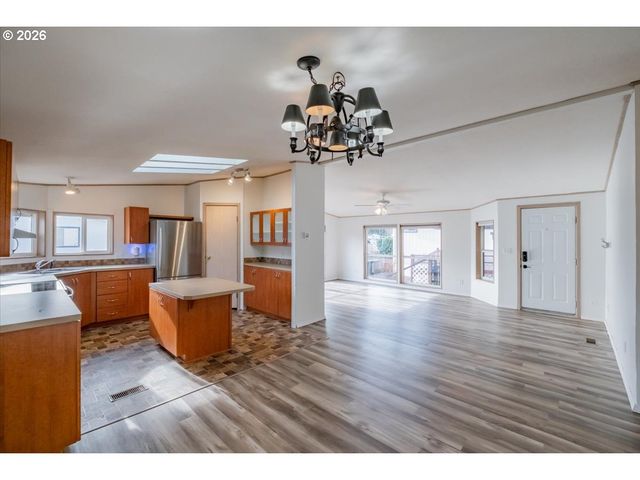 835 Se 1ST Ave, Canby, OR 97013