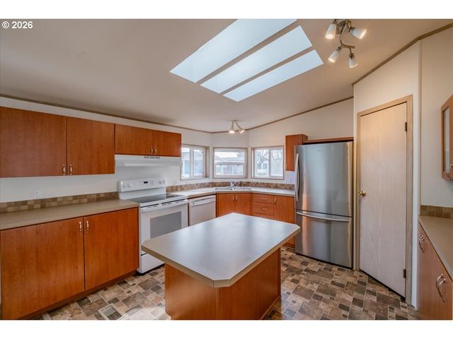 835 Se 1ST Ave, Canby, OR 97013