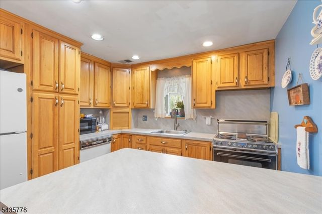 61 Beech St, Woodbridge Twp., NJ 08863