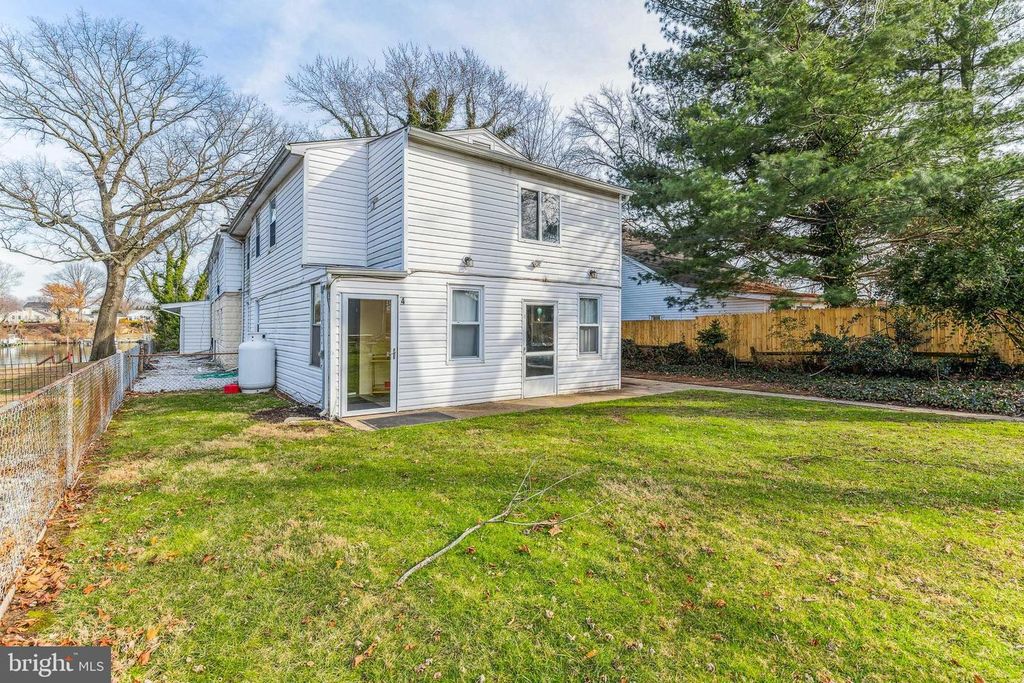 Image 5 of property listing at 460 CARVEL BEACH RD, Baltimore, MD 21226