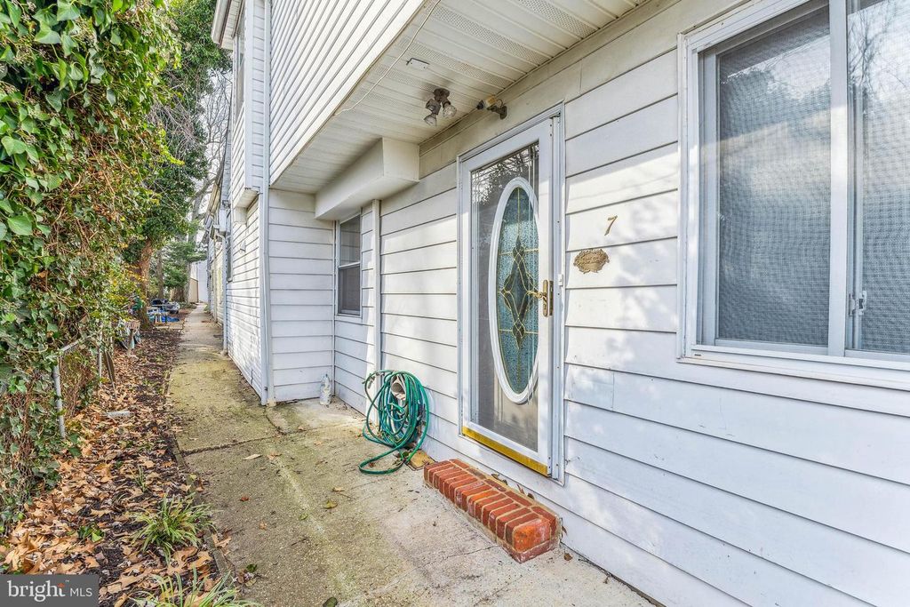 Image 6 of property listing at 460 CARVEL BEACH RD, Baltimore, MD 21226