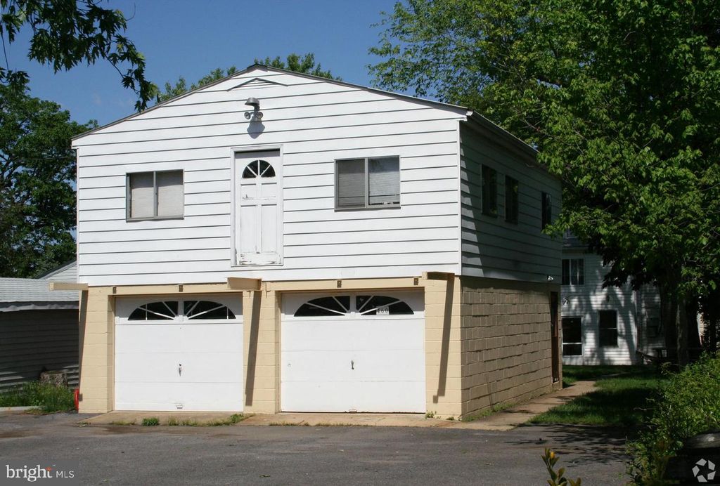 Image 7 of property listing at 460 CARVEL BEACH RD, Baltimore, MD 21226