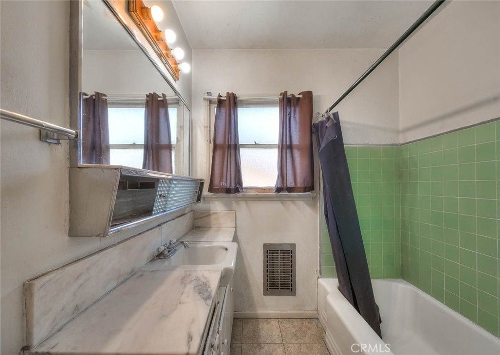 Image 14 of property listing at 13516 Purche, Gardena, CA 90249