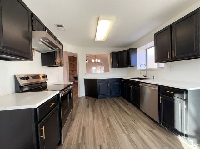 2108 Woodland Oaks Drive, Arlington, TX 76013