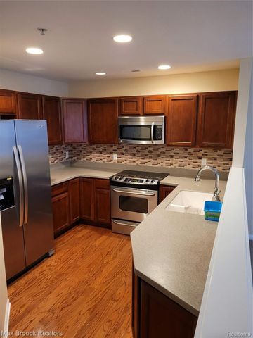 28017 HOPKINS Drive 98, Novi, MI 48377