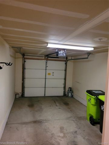 28017 HOPKINS Drive 98, Novi, MI 48377