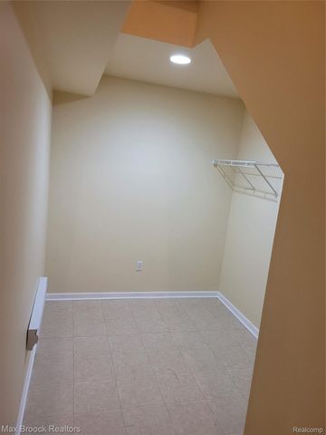 28017 HOPKINS Drive 98, Novi, MI 48377