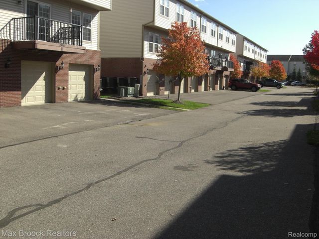 28017 HOPKINS Drive 98, Novi, MI 48377