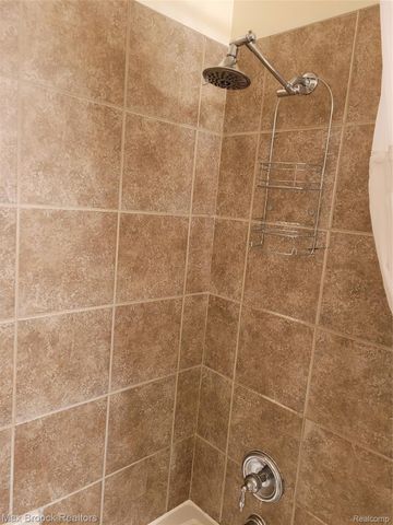 28017 HOPKINS Drive 98, Novi, MI 48377