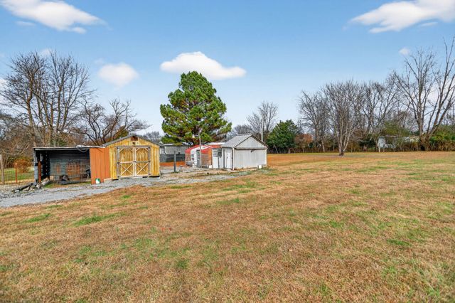 924 Harsh Ln, Castalian Springs, TN 37031