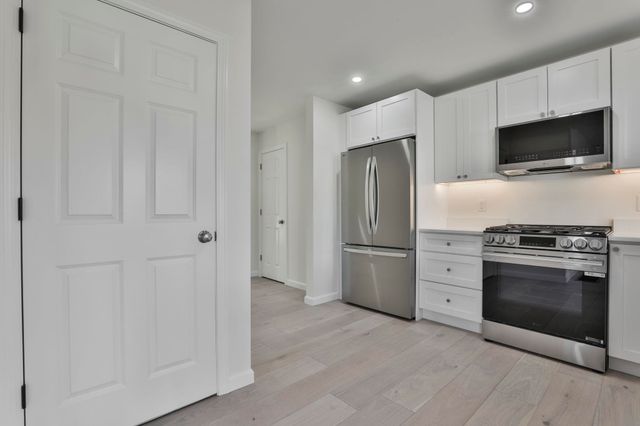 31 Crestview Way, Raymond, NH 03077